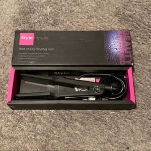 Style House Wet or Dry Styling Iron in Black